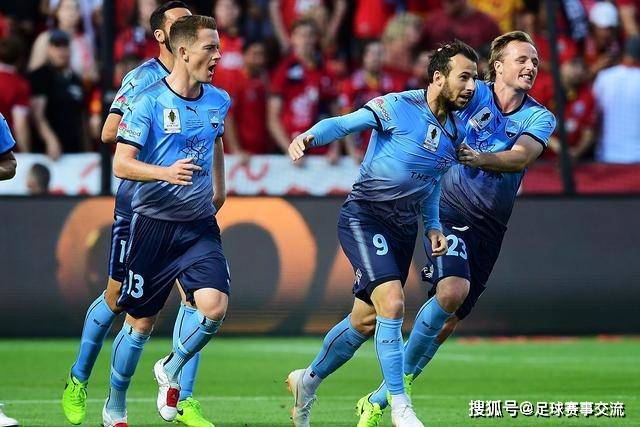 马克龙夫妇演唱会跳舞引发批评，法国全国抗议升温